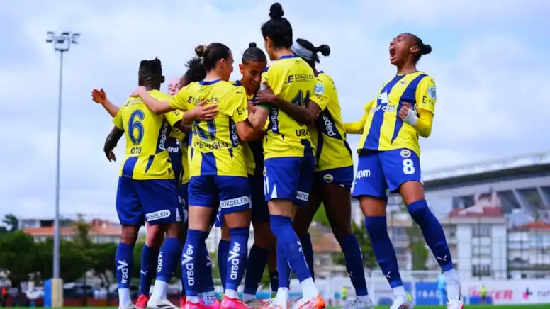 Fenerbahçe Kadın Futbol Takımı’nda 17 Futbolcu ile Sözleşme Yenilendi