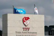 TFF, Temsilciler Kurulu talimatında yeni düzenlemelere gitti. İngilizce yeterlilik şartı ve görev disipliniyle ilgili maddeler öne çıkıyor.