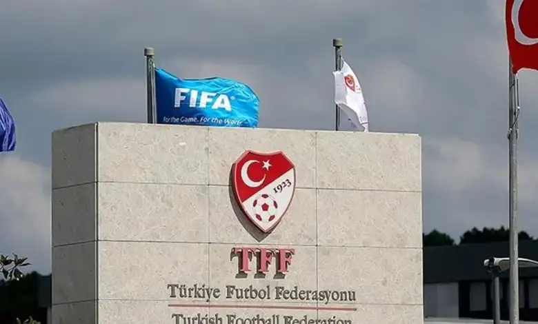 TFF, Temsilciler Kurulu talimatında yeni düzenlemelere gitti. İngilizce yeterlilik şartı ve görev disipliniyle ilgili maddeler öne çıkıyor.