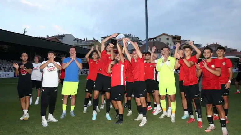 Gençlerbirliği, MKE Ankaragücü’nü 2-1 mağlup ederek TSYD Ankara Kupası’nı 18. kez kazandı. Kupa sayısında eşitlik sağlandı.
