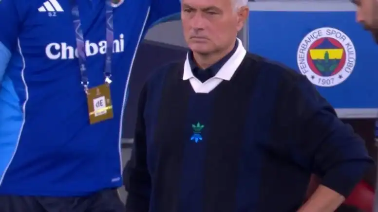 Mourinho’nun Benfica maçındaki kazağı gündem oldu