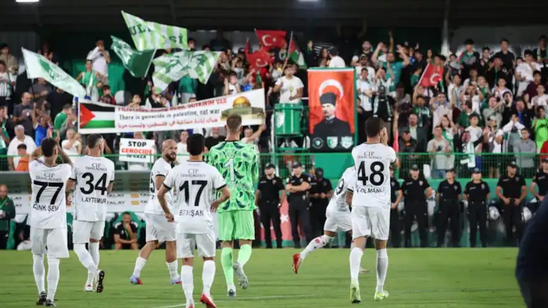 Hatayspor Taraftarlarından Eşi Görülmemiş Protesto 1200 KM Yol Gelip İlk Yarıda Stadı Terk Ettiler