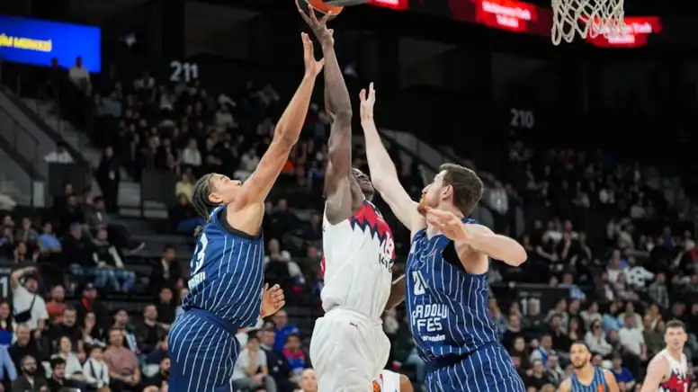 Anadolu Efes'te Kriz Derinleşiyor Baskonia Mağlubiyeti ve İstifa Sesleri