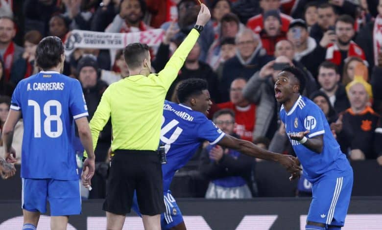 Vinicius Jr. Şampiyonlar Ligi Maçında Irkçı Saldırı İddiasıyla Sahayı Terk Etti