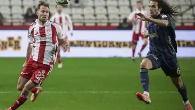 Fenerbahçe, Antalya Deplasmanında 2-0'dan Döndü Ama Zirve Yarışında Ağır Yara Aldı