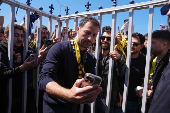 Fenerbahçe Cephesinde Ayrılık: Taraftarlardan Domenico Tedesco'ya Duygusal Veda 1 Fenerbahçe Cephesinde Ayrılık Taraftarlardan Domenico Tedesco'ya Duygusal Veda