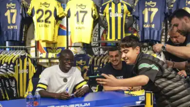 Fenerbahçeli Yıldızlar N'Golo Kante ve Levent Mercan'a Taraftardan Sevgi Seli