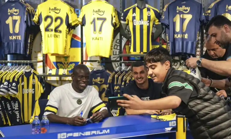 Fenerbahçeli Yıldızlar N'Golo Kante ve Levent Mercan'a Taraftardan Sevgi Seli