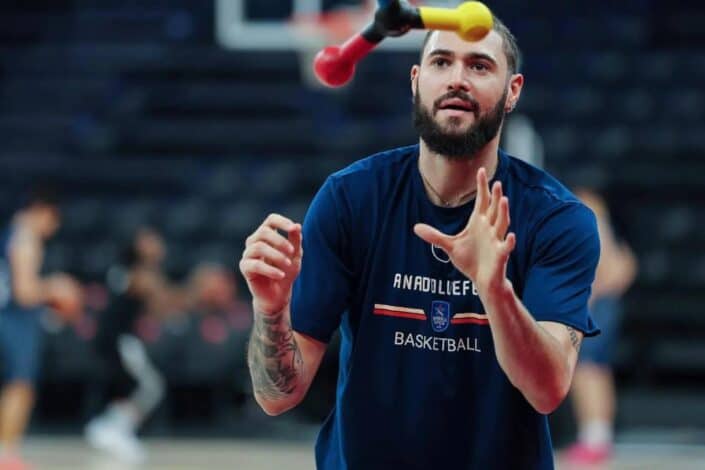 Anadolu Efes'te Isaia Cordinier Şoku Yıldız Oyuncu Parkelerden 4 Ay Uzak Kalacak