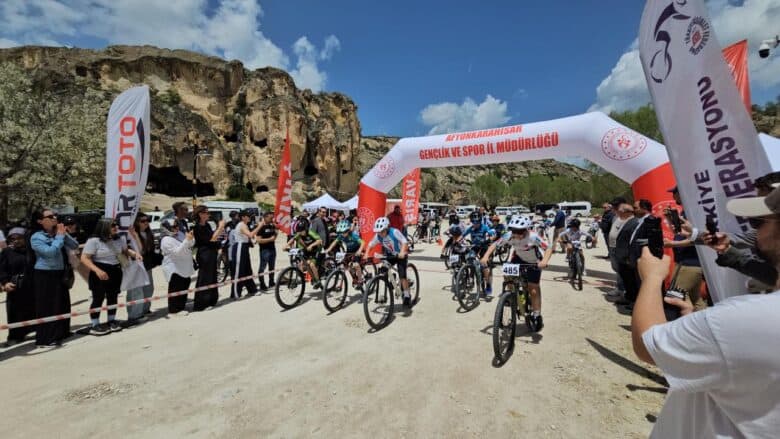 Genç Bisikletçiler 3 Bin Yıllık Frig Vadisi'nde Pedal Çevirdi