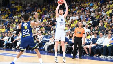 Fenerbahçe Beko, Anadolu Efes'i Yarı Finalde Mağlup Etti 3 Fenerbahçe Beko, Anadolu Efes'i Yarı Finalde Mağlup Etti