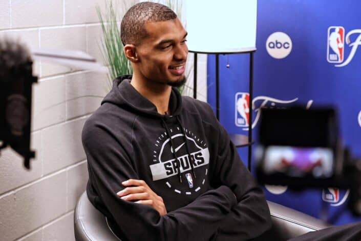 NBA Finalleri'nde Sahaya Atlayan Taraftara Ömür Boyu Men Cezası 1 NBA Finalleri'nde Sahaya Atlayan Taraftara Ömür Boyu Men Cezası