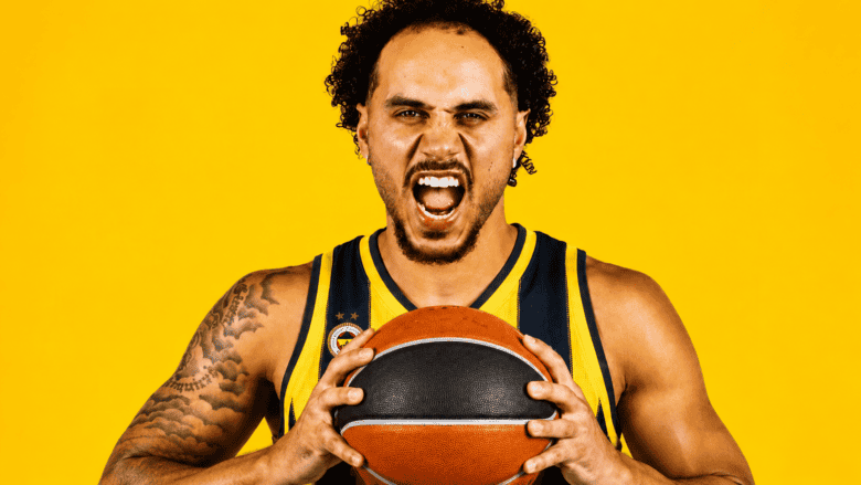 Fenerbahçe'den Yılın Transferi: Shane Larkin Çubuklu Formayı Giydi 1 Fenerbahçe'den Yılın Transferi: Shane Larkin Çubuklu Formayı Giydi