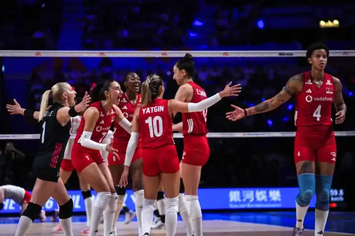 Türkiye Kadın Voleybol Takımı Çin'i 3-0 Yenerek VNL'de Finale Yükseldi 1 Türkiye Kadın Voleybol Takımı Çin'i 3-0 Yenerek VNL'de Finale Yükseldi