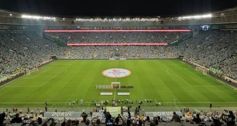 Bursaspor Taraftarından 1. Lig'de Yoğun Katılım 1 Bursaspor Taraftarından 1. Lig'de Yoğun Katılım