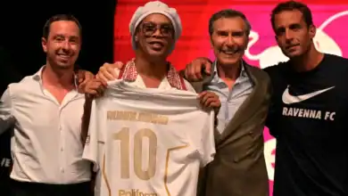 Ronaldinho 11 Yıl Aradan Sonra Profesyonel Futbola Döndü 2 Ronaldinho 11 Yıl Aradan Sonra Profesyonel Futbola Döndü