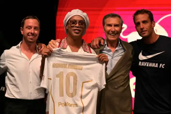 Ronaldinho 11 Yıl Aradan Sonra Profesyonel Futbola Döndü 1 Ronaldinho 11 Yıl Aradan Sonra Profesyonel Futbola Döndü