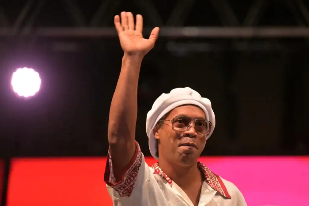 Ronaldinho 11 Yıl Aradan Sonra Profesyonel Futbola Döndü 2 Ronaldinho 11 Yıl Aradan Sonra Profesyonel Futbola Döndü