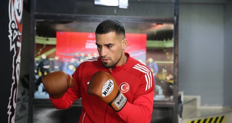Avrupa Boks Şampiyonası'nda İki Milli Sporcumuz Yarı Finalde