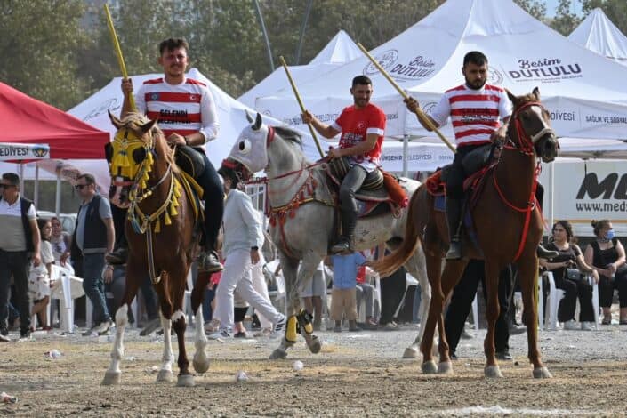 Manisa Turgutlu'da 4. Geleneksel Cirit ve Keşkek Festivali Düzenlendi 1 Manisa Turgutlu'da 4. Geleneksel Cirit ve Keşkek Festivali Düzenlendi