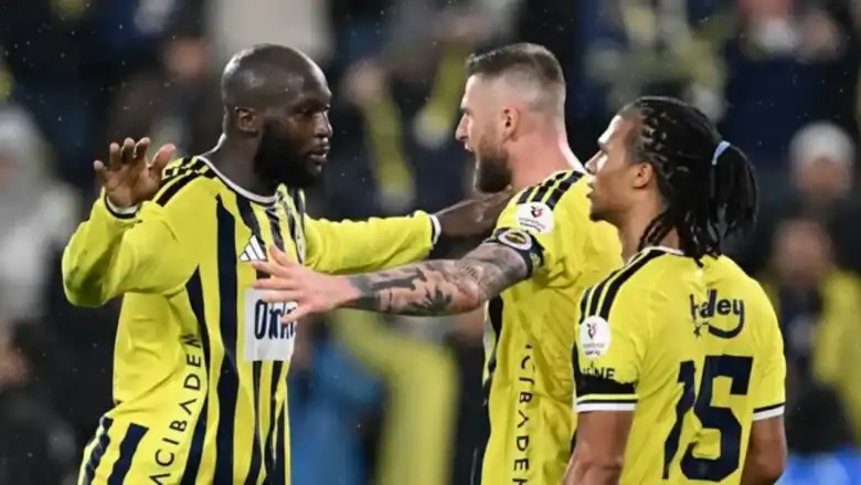 Fenerbahçe Alanyaspor'u 3-0 yenip derbi öncesi moral depoladı