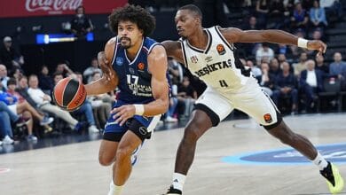 Anadolu Efes ile Beşiktaş arasındaki EuroLeague derbisinde mücadele