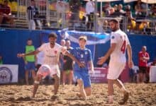 Plaj futbolu karşılaşmasında Serenity Alanya Belediyesporlu oyuncuların mücadelesi