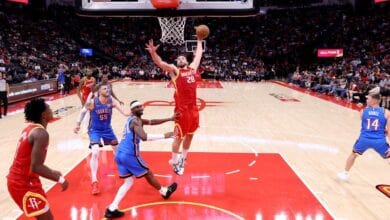 Alperen Şengün, Houston Rockets formasıyla Dallas Mavericks potasına sayı ararken