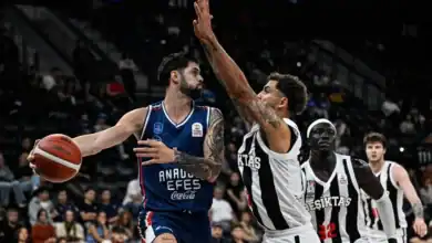 Anadolu Efes ile Beşiktaş EuroLeague'de ilk kez karşı karşıya 1 Anadolu Efes ile Beşiktaş arasındaki EuroLeague derbisi öncesi iki takım oyuncuları