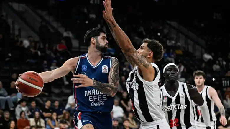 Anadolu Efes ile Beşiktaş EuroLeague'de ilk kez karşı karşıya 1 Anadolu Efes ile Beşiktaş arasındaki EuroLeague derbisi öncesi iki takım oyuncuları