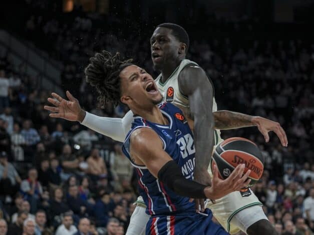 Anadolu Efes, lider Panathinaikos'u 83-68 mağlup etti 1 Anadolu Efes ve Panathinaikos oyuncuları EuroLeague maçında