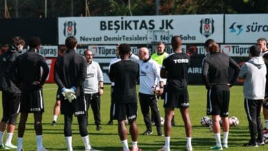 Beşiktaş, Crystal Palace maçı hazırlığını tamamladı 2 Beşiktaş teknik direktörü Vincenzo Italiano antrenmanda futbolcularla birlikte