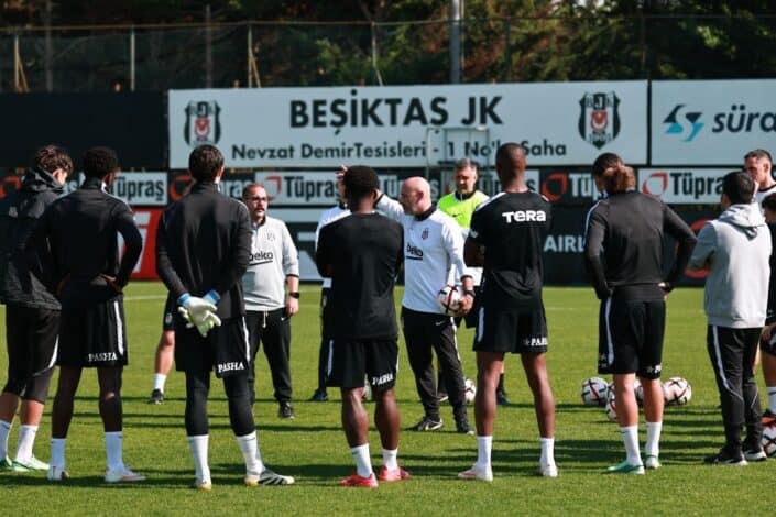 Beşiktaş teknik direktörü Vincenzo Italiano antrenmanda futbolcularla birlikte