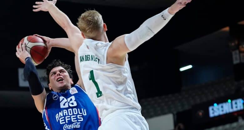 Esenler Erokspor Anadolu Efes'i Mağlup Etti 1 Esenler Erokspor Anadolu Efes'i Mağlup Etti