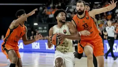 Fenerbahçe Tarfin basketbolcuları Valencia Basket deplasmanında mücadele ederken