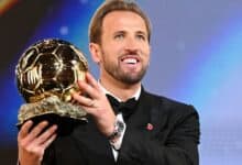 Harry Kane, Londra'daki Palladium Tiyatrosu'nda Ballon d'Or ödülünü elinde tutarken