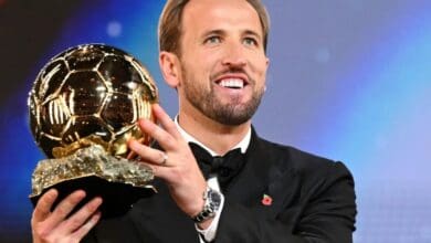 Harry Kane Ballon d'Or'u kazandı: 25 yıl sonra ilk İngiliz 21 Harry Kane, Londra'daki Palladium Tiyatrosu'nda Ballon d'Or ödülünü elinde tutarken