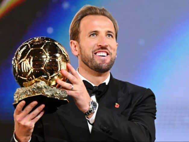Harry Kane Ballon d'Or'u kazandı: 25 yıl sonra ilk İngiliz 1 Harry Kane, Londra'daki Palladium Tiyatrosu'nda Ballon d'Or ödülünü elinde tutarken