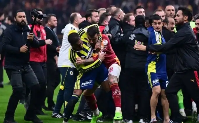 Bardakcı, Brown kavgasında ilk saldıran için videoyu işaret etti 1 Galatasaraylı futbolcu Abdülkerim Bardakcı, Fenerbahçeli Archie Brown ile yaşadığı kavga sonrası açıklama yaptı
