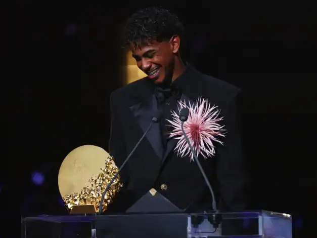 Lamine Yamal Ballon d'Or'u kazanamadı, geleceğe güvenini yineledi 1 Barcelona'nın genç yıldızı Lamine Yamal, Ballon d'Or töreni sonrası Instagram paylaşımıyla gündeme geldi