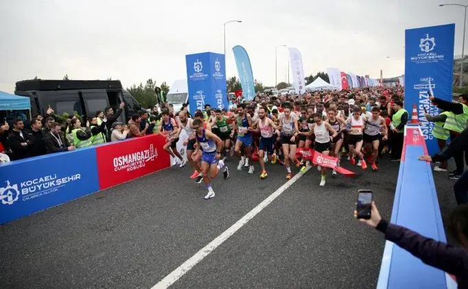 Osmangazi Köprüsü'nde Cumhuriyet koşusuna katılan sporcular