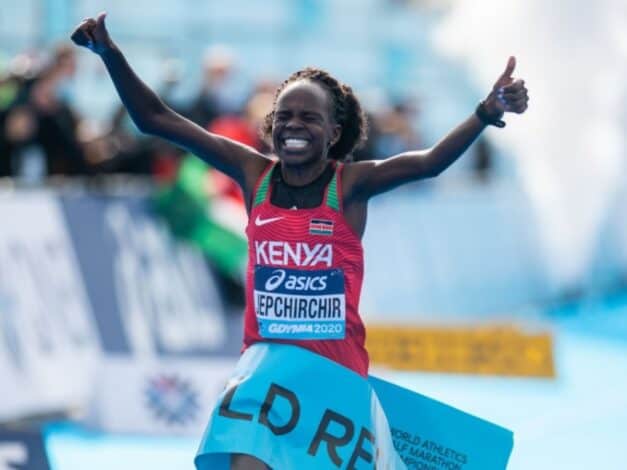 Kenyalı maratoncu Peres Jepchirchir yarış sırasında