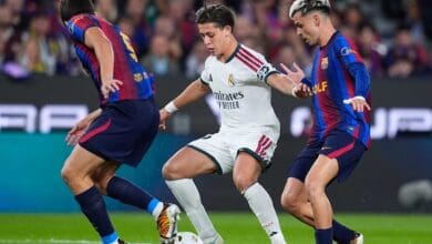 Real Madridli futbolcular Camp Nou'da Barcelona'yı 2-1 yendikleri maçta
