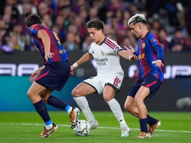 Real Madridli futbolcular Camp Nou'da Barcelona'yı 2-1 yendikleri maçta