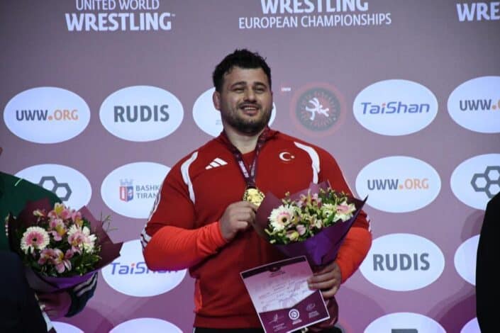 Rıza Kayaalp Astana'da altıncı dünya şampiyonluğu peşinde 1 Rıza Kayaalp, Greko-Romen 130 kiloda dünya şampiyonluğu mücadelesinde minderde