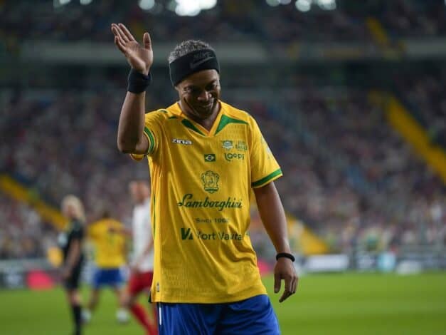 Ronaldinho 15 Kasım'da Ravenna formasıyla sahaya çıkıyor 1 Ronaldinho Ravenna formasıyla 15 Kasım'da Forli derbisinde sahaya çıkacak