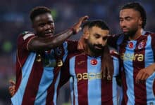 Trabzonsporlu futbolcuların Süper Lig maçında attıkları golün ardından sevinci