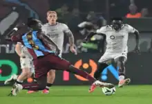 Trabzonspor ile Hearts arasındaki maçta gol sevinci yaşayan oyuncular