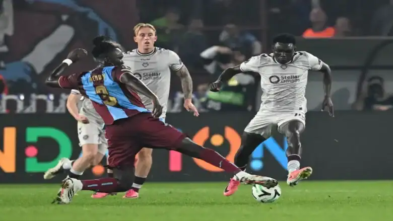 Trabzonspor, Hearts'ı Salah ve Dju'nun golleriyle 2-0 yendi 1 Trabzonspor ile Hearts arasındaki maçta gol sevinci yaşayan oyuncular