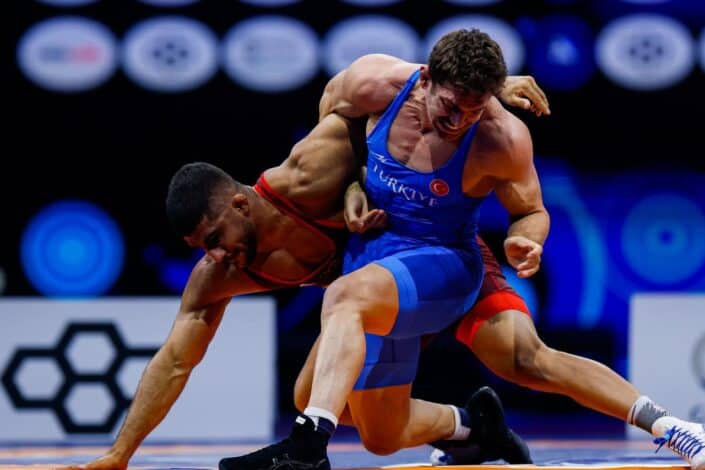 Yüksel Sarıçiçek, Astana'da dünya ikinciliğine ulaştı 1 Yüksel Sarıçiçek, Astana'daki dünya şampiyonasında grekoromen 82 kilo finalinde minderde